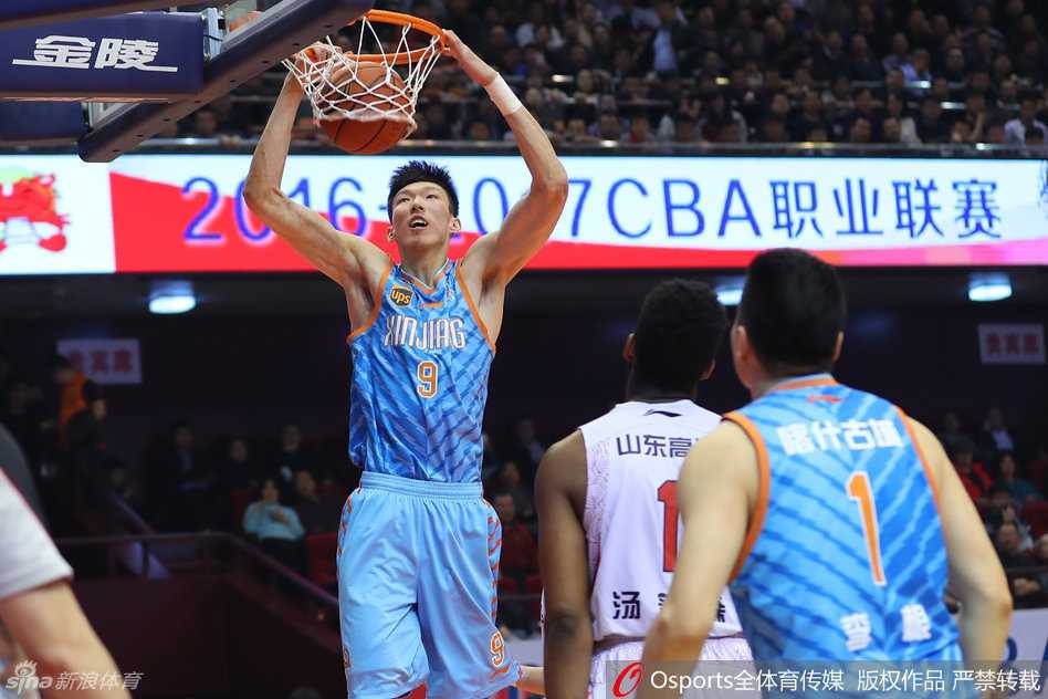 丁彦雨航在多人防守下强行突破，他紧咬牙关，单手抓球，试图以一己之力撕开对手的防线。