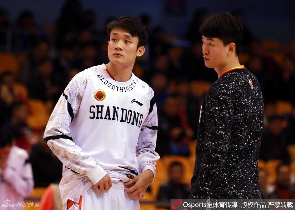 丁彦雨航紧紧抱住懊悔不已的队友睢冉，用额头顶着他，给予无声却坚定的支持与安慰。