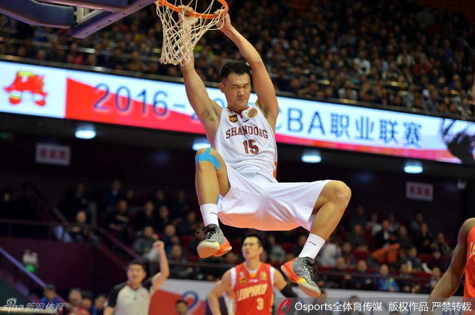 吴轲在对手内线群中旱地拔葱，用一记雷霆万钧的双手暴扣宣告内线主权。