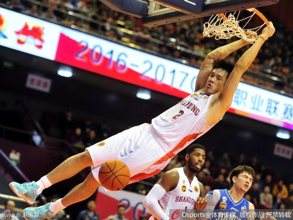 丁彦雨航腾空而起，面对防守球员单手劈扣，整个球馆的空气仿佛瞬间凝固，只剩下震撼的暴扣声。
