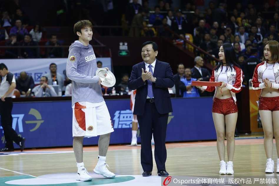 镜头捕捉到丁彦雨航在赛场上挥洒汗水的瞬间，他高高跃起，手臂舒展，篮球在空中划出一道美丽的弧线，直奔篮筐而去。