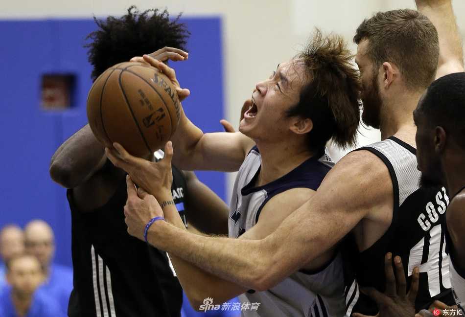 摆脱防守后的丁彦雨航，眼神坚定地注视着篮筐，手腕轻柔一抖，篮球划出一道美丽的弧线，那是他标志性的外线出手。