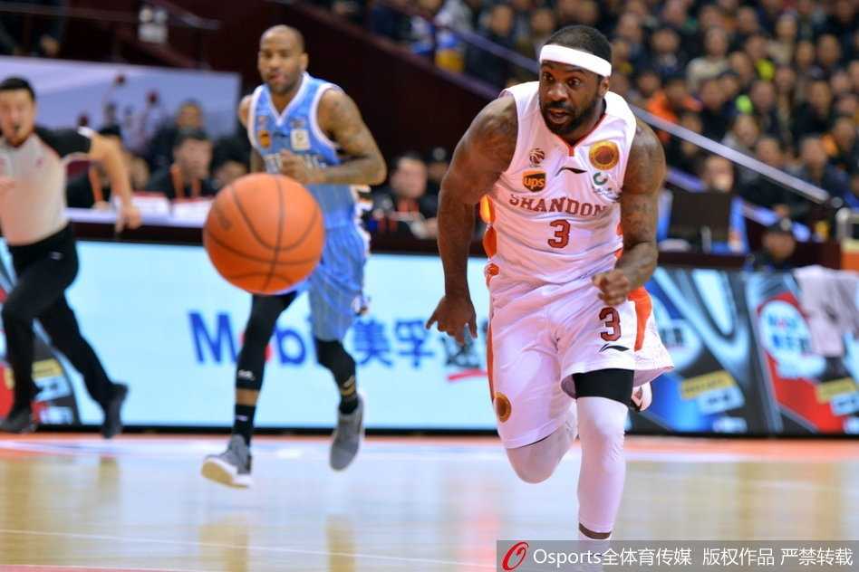 比赛结束的哨声响起，山东队球员们紧紧拥抱在一起，欢庆这场来之不易的加时胜利，整个球场沉浸在跨年夜狂欢的海洋中。