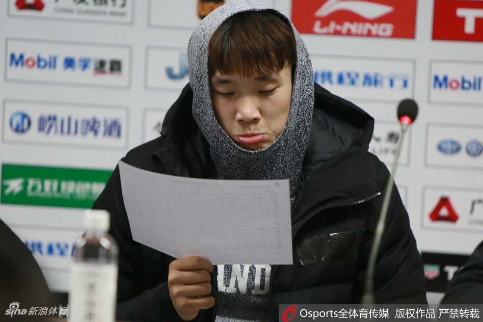 丁彦雨航在发布会上眉头微蹙，眼神中带着思考，仿佛还在回味刚才比赛中的某个关键球。