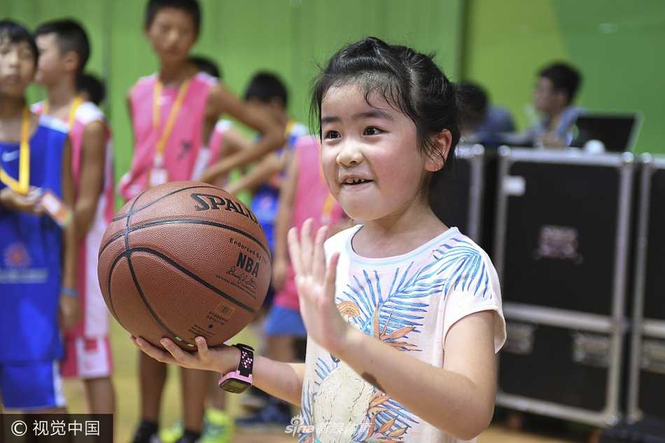面对镜头，小沁蕾丝毫不怯场，她一边运球一边好奇地张望，肉嘟嘟的小脸配上认真的表情，既可爱又带着一丝运动员后代的英气。