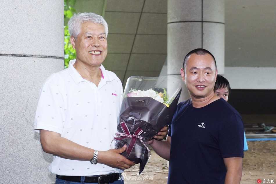 蒋兴权指导与前来迎接的俱乐部工作人员边走边谈，他神情专注，似乎在抵达的第一时间就开始了解球队的近况与训练安排。