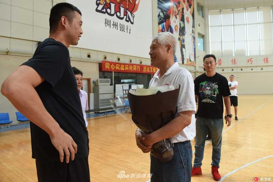 行走在义乌的街头，蒋兴权的身影显得格外坚定。尽管已是古稀之年，但他的步伐依然有力，仿佛预示着要为浙江篮球的未来注入新的活力。