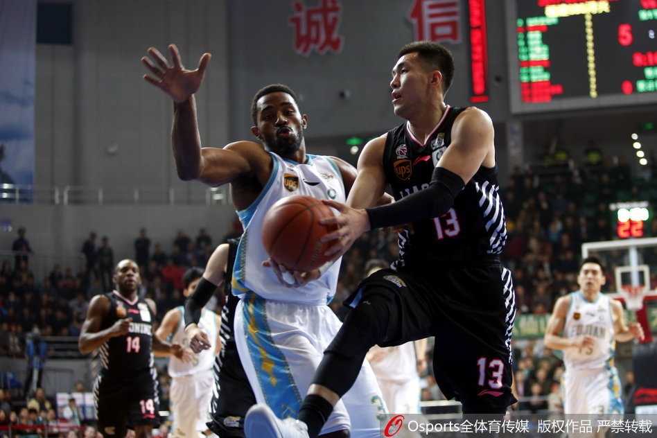 巴斯在罚球线上稳稳命中罚球，他全场比赛贡献了35分和10个篮板，是球队获胜的绝对功臣，眼神中充满自信。
