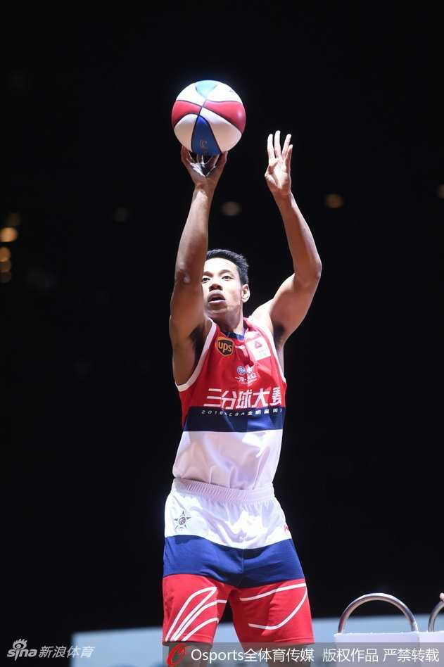 同曦队于长春全神贯注，出手动作一气呵成，他的快速投篮节奏让对手倍感压力，皮球像被磁铁吸引般飞向篮筐。