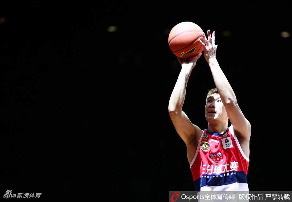 比赛现场巨大的记分牌上，实时滚动着选手的得分，每一个数字的跳动都牵动着全场观众的心弦。