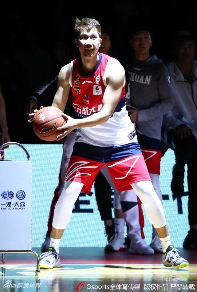 上海队外援弗雷戴特出手瞬间，表情冷峻眼神坚定，不愧是球迷口中的‘寂寞大神’，举手投足间尽显杀手本色。