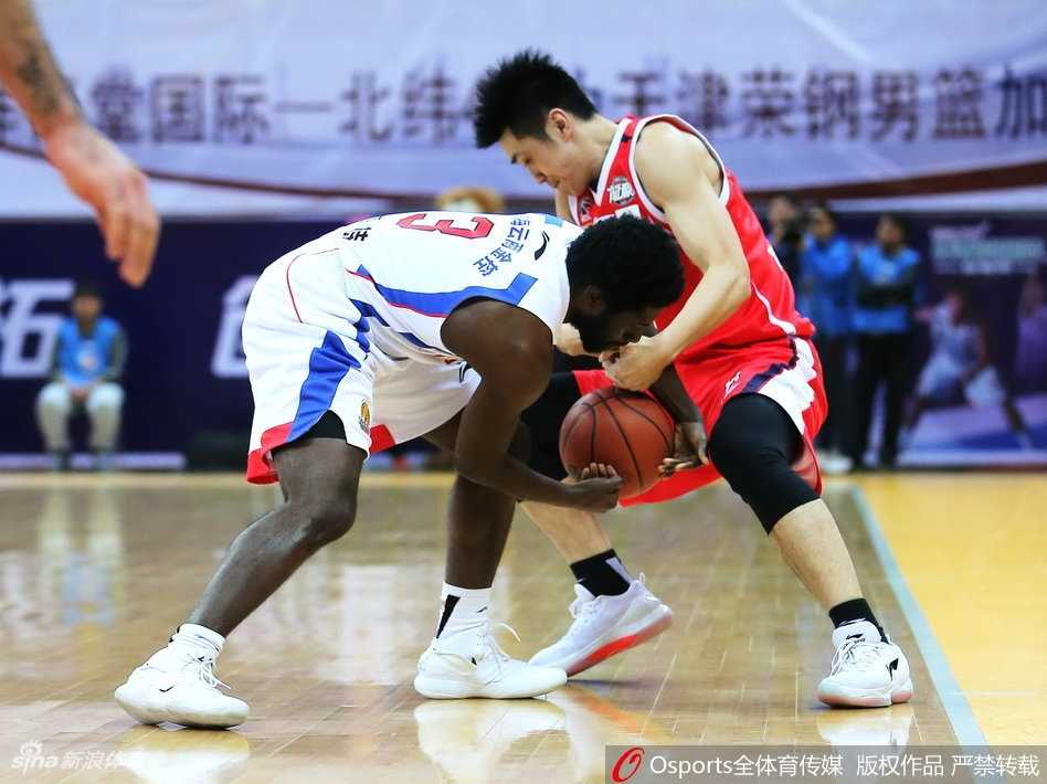 三分雨终结十一连败,天津主场险胜广州迎来久违胜利 天津队外援杰特在比赛最后时刻面对三人包夹防守,毅然决然起身后仰跳投,篮球越过防守者的指尖飞向篮筐,这一球杀死了比赛悬念。