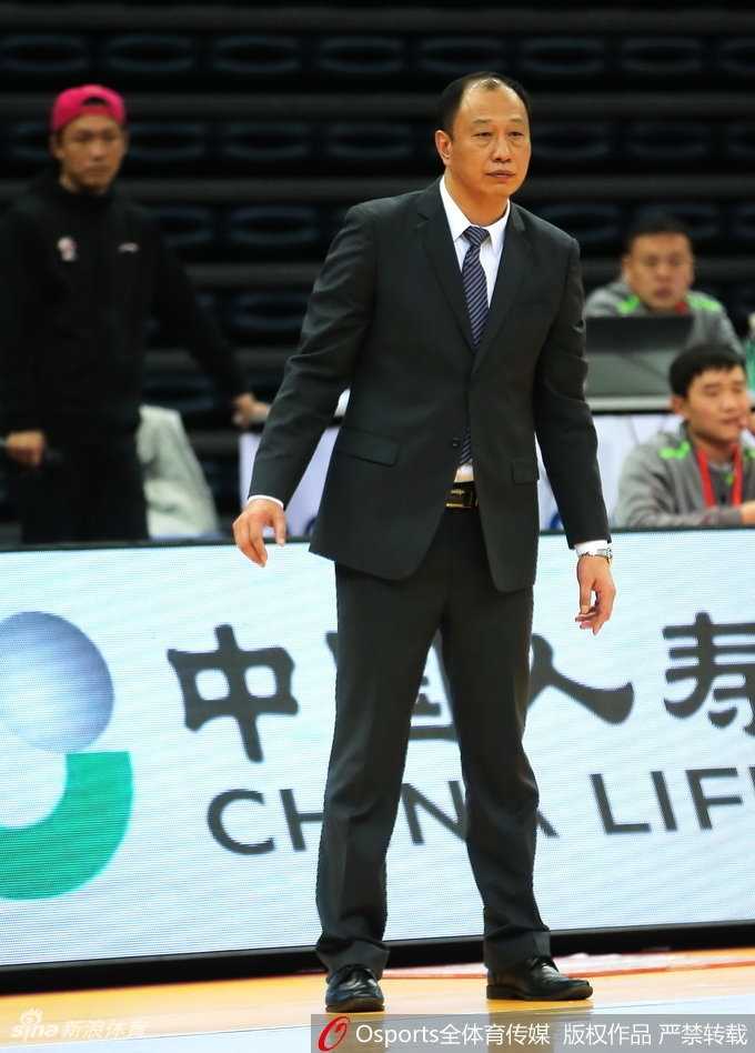 三分雨终结十一连败,天津主场险胜广州迎来久违胜利 终场哨响的那一刻,天津队球员们激动地冲进场内紧紧相拥,多日来笼罩在球队上空的连败阴霾终于在这一刻烟消云散,取而代之的是狂喜的泪水。