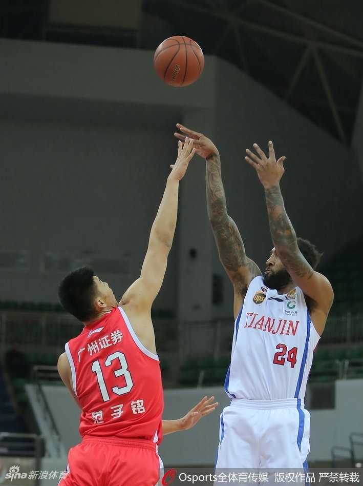 三分雨终结十一连败,天津主场险胜广州迎来久违胜利 天津队球员命中三分后兴奋挥拳,主场球迷的欢呼声几乎要将屋顶掀翻,压抑了整个晚上的情绪在这一刻尽情释放。