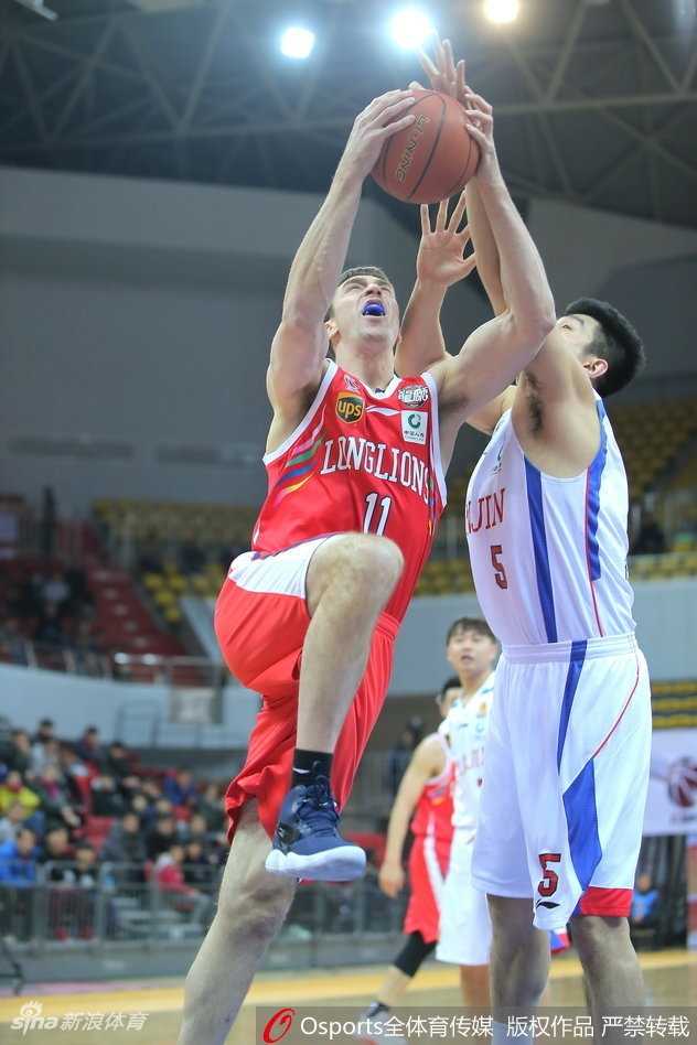 三分雨终结十一连败,天津主场险胜广州迎来久违胜利 天津队教练组在暂停时围成一圈布置战术,主教练徐贵军神情专注地在战术板上画着跑位路线,旁边的球员们认真聆听,眼中充满了对胜利的渴望。