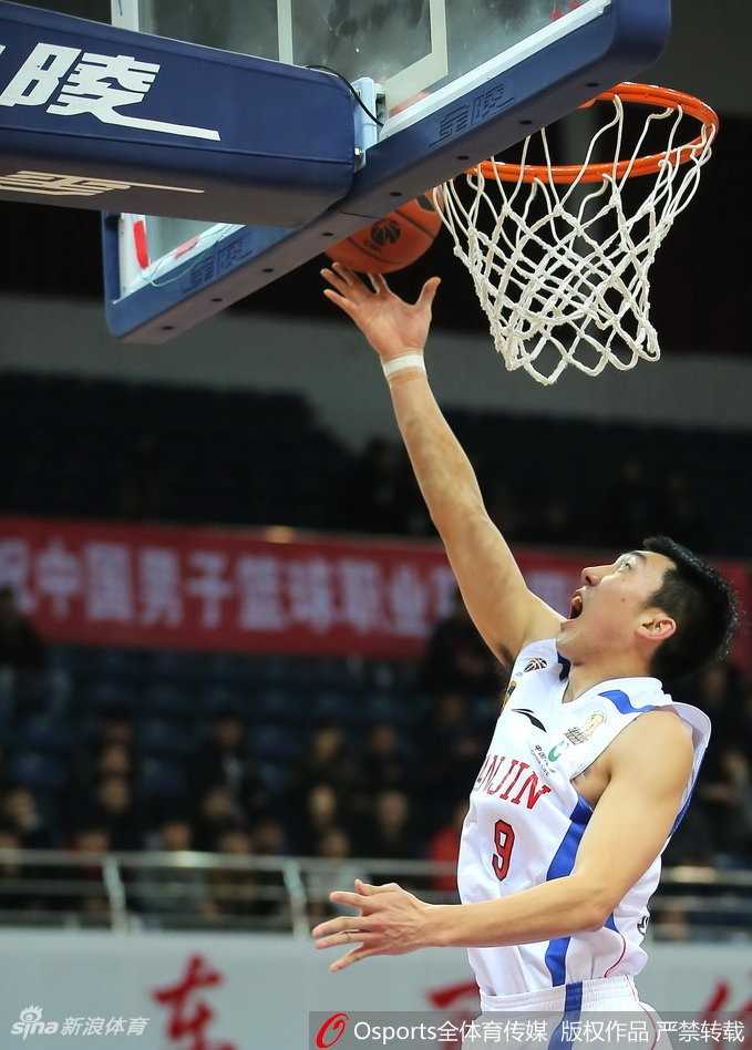 三分雨终结十一连败,天津主场险胜广州迎来久违胜利 此役最大功臣李荣培出手三分后仍保持着投篮手型,目光紧紧跟随在空中划出完美弧线的篮球,这自信的一球承载着全队终结连败的渴望。