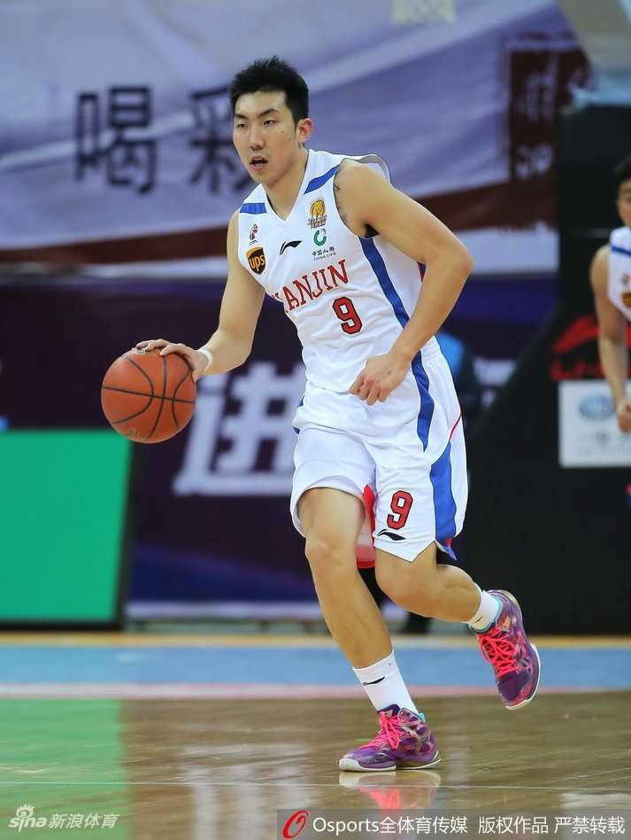 三分雨终结十一连败,天津主场险胜广州迎来久违胜利 广州队外援福格在严密防守下强行突破,他眼神坚毅,面对天津队的重重包围依然试图撕开防线,为球队寻找得分机会。