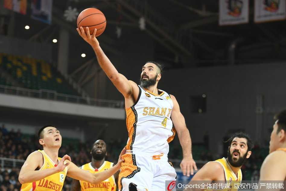 山西主场略显落寞的背影，斯科拉大汗淋漓，他全能的表现砍下大号双二十，却依然无法为球队换回一场胜利，眼神中满是不甘。