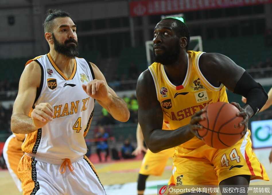 同曦小外援帕戈在严密防守下失去平衡，但仍凭借出色的核心力量将球抛向篮筐，篮球划出一道美妙弧线空心入网，展现球星价值。