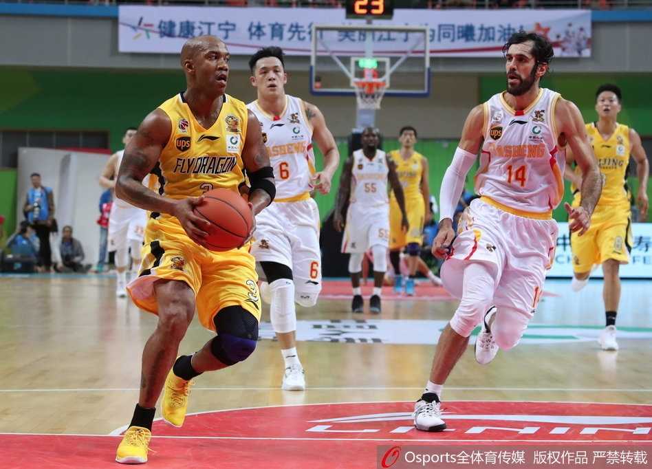 三外援联袂献技奏凯歌,马布里首秀憾负江宁 巴赫拉米在快攻中如雄鹰展翅,他回头望月,将球高高抛向篮筐上方,眼神中充满了对队友的信任,这记传球仿佛在空中画出了一道通往胜利的弧线。