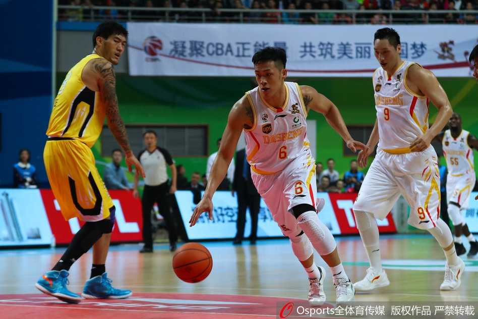 三外援联袂献技奏凯歌,马布里首秀憾负江宁 完成空中接力后的希克森紧紧攥紧右拳,青筋暴起,仰天长啸,面部肌肉因怒吼而紧绷,身后的北控球员只能望球兴叹,这一刻江宁体育馆彻底沦为欢乐的海洋。