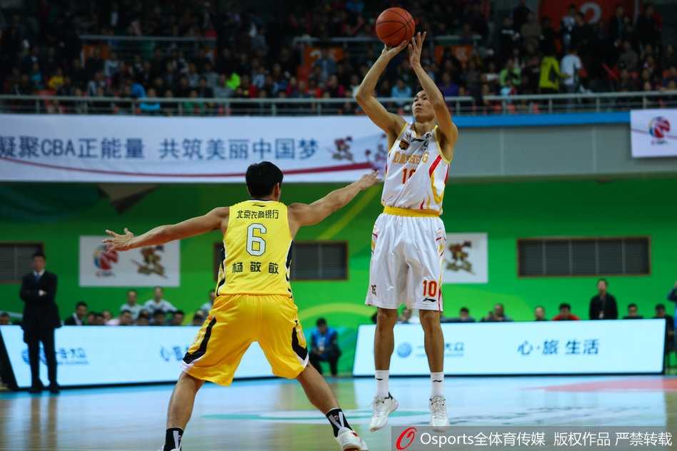 三外援联袂献技奏凯歌,马布里首秀憾负江宁 多米尼克-琼斯如闪电般撕裂北控防线,他高高跃起,眼神坚毅,手中的篮球仿佛黏在指尖,面对两人包夹依然从容不迫,准备完成一次关键的传球。