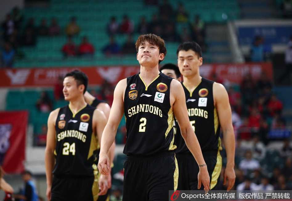 三小时罚球鏖战,丁彦雨航空砍四十二分,广州队险胜山东队 赛后技术统计台前,广州龙狮的主场比分牌定格在126比123,记录着这场来之不易的胜利。