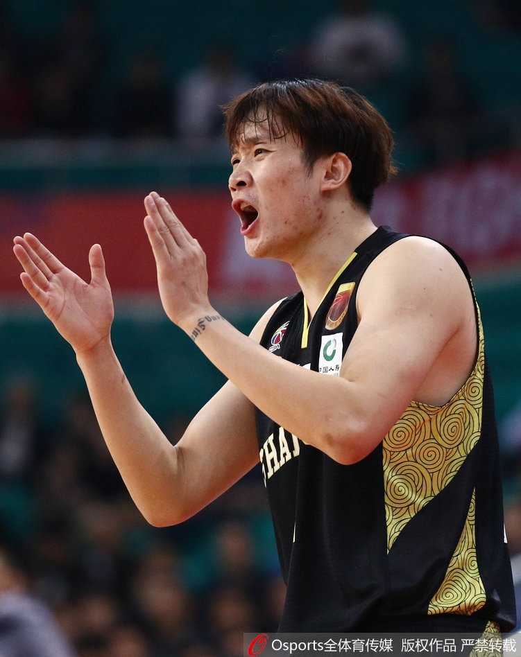 三小时罚球鏖战,丁彦雨航空砍四十二分,广州队险胜山东队 山东高速内线悍将陶汉林在两名广州队球员的夹击下暴力隔扣,展现出了惊人的弹跳力和力量。
