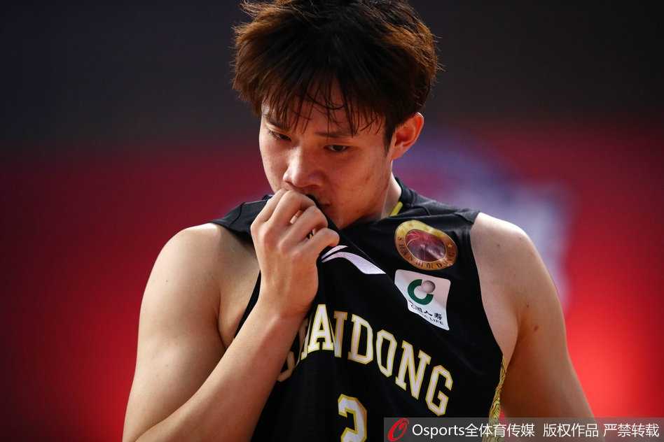 三小时罚球鏖战,丁彦雨航空砍四十二分,广州队险胜山东队 丁彦雨航在山东高速队替补席前怒吼庆祝,眼神中充满杀气,汗水浸透了他的球衣。