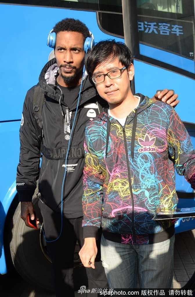 三晋双枪耀申江:詹宁斯与斯科拉引爆山西男篮新纪元 身披山西队战袍的詹宁斯刚走下大巴,便被热情的上海球迷团团围住,他微微低头,目光专注地在球迷递来的海报上签下自己的名字,举手投足间尽显NBA球星风范。