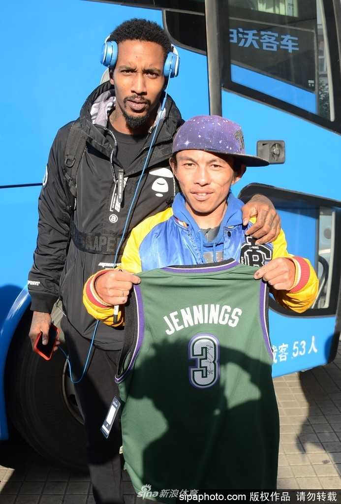 三晋双枪耀申江:詹宁斯与斯科拉引爆山西男篮新纪元 酒店大堂内,路易斯·斯科拉被众多球迷层层包围,这位前火箭队名宿微微弯腰,侧耳倾听一位小球迷的请求,脸上的笑容如同他名字“钻石”般温暖而璀璨。