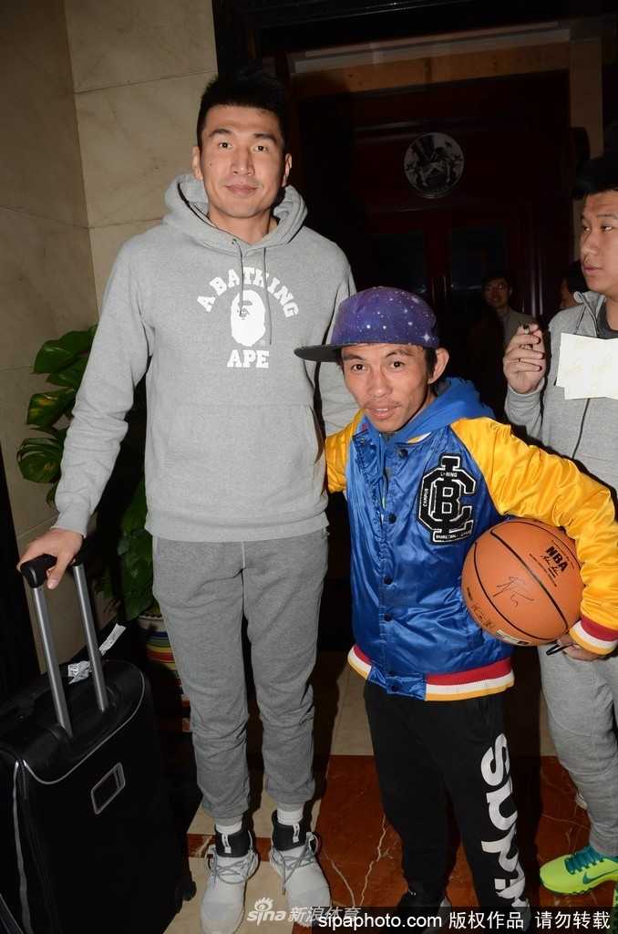 三晋双枪耀申江:詹宁斯与斯科拉引爆山西男篮新纪元 尽管身处人来人往的酒店走廊,斯科拉依然耐心地为球迷签名,飘逸的长发随着他签名的动作微微晃动,仿佛还是当年那个在休斯顿丰田中心驰骋的青涩少年。