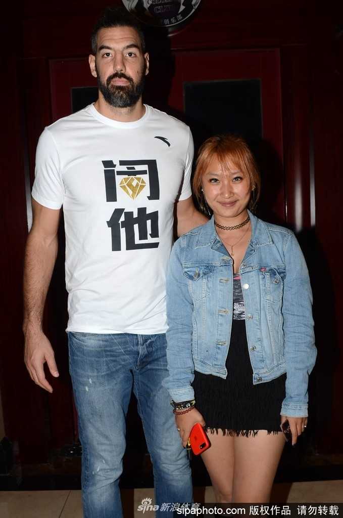 三晋双枪耀申江:詹宁斯与斯科拉引爆山西男篮新纪元 在酒店的另一侧,斯科拉被几名特意赶来的老球迷拦住,他们手里拿着珍藏多年的火箭队纪念品,斯科拉见状立刻露出惊喜的表情,仿佛遇到了多年未见的老友。