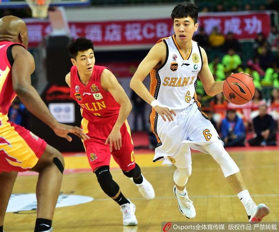 詹宁斯顶着防守球员强行三分出手，皮球在空中划出优美弧线，这是他本场‘杀死’比赛的又一球。