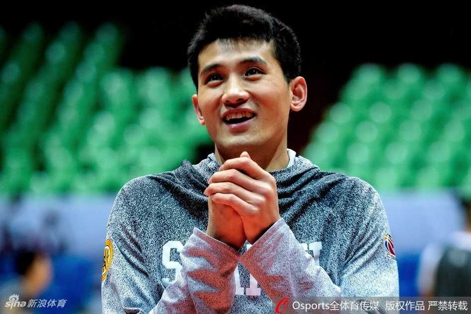 夕阳余晖透过窗棂洒在空荡的看台，而场中球员依然在篮下奋力卡位，身影被拉得坚韧而修长。