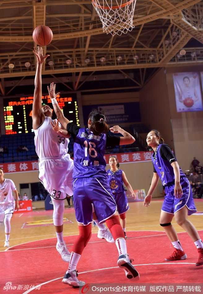 沈部队核心李梦在人群中运球推进，她眼神专注，肌肉线条紧绷，充满了力量感，正欲用一次強突撕開對手的防線。