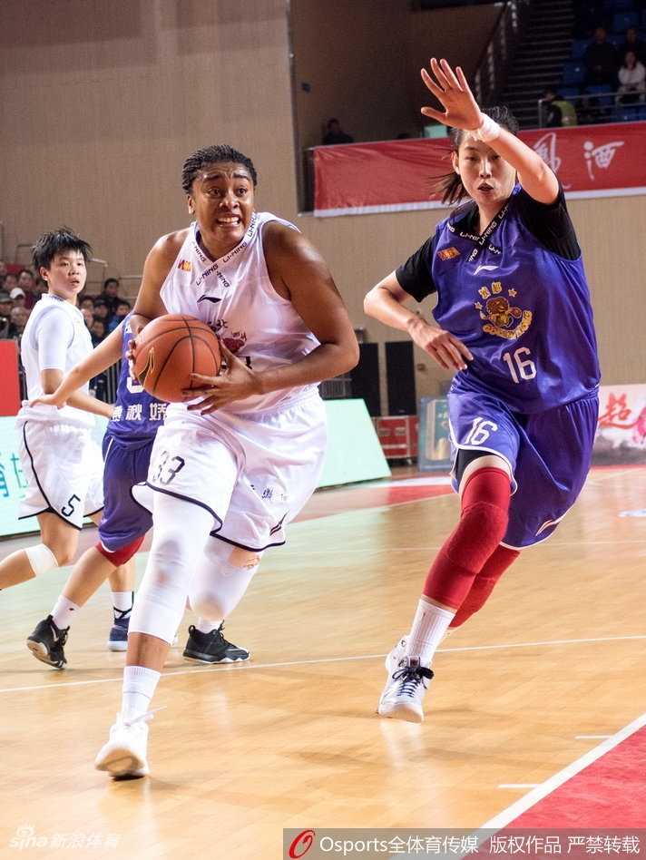 賽後，兩隊球員相互致意，勝利的喜悅與失利的遺憾交織，但彼此眼神中充滿了對對手的尊重，詮釋了競技體育的溫情。