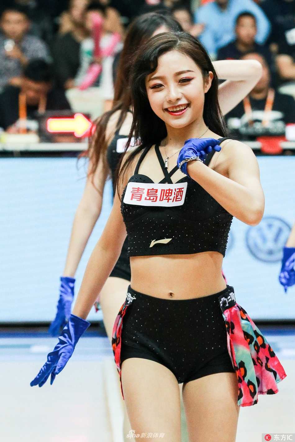 上海哔哩哔哩啦啦队燃爆全场 二次元萌力席卷CBA赛场 表演结束后,啦啦队成员们在场上向观众致意。温柔的顶光勾勒出她们甜美的侧脸,手中蓝色的花球如同夜空中闪烁的星辰。这一刻,汗水与笑容交织,她们不仅是比赛的点缀,更是这个夜晚当之无愧的主角之一,将二次元的暖意留在了每一个人的心间。
