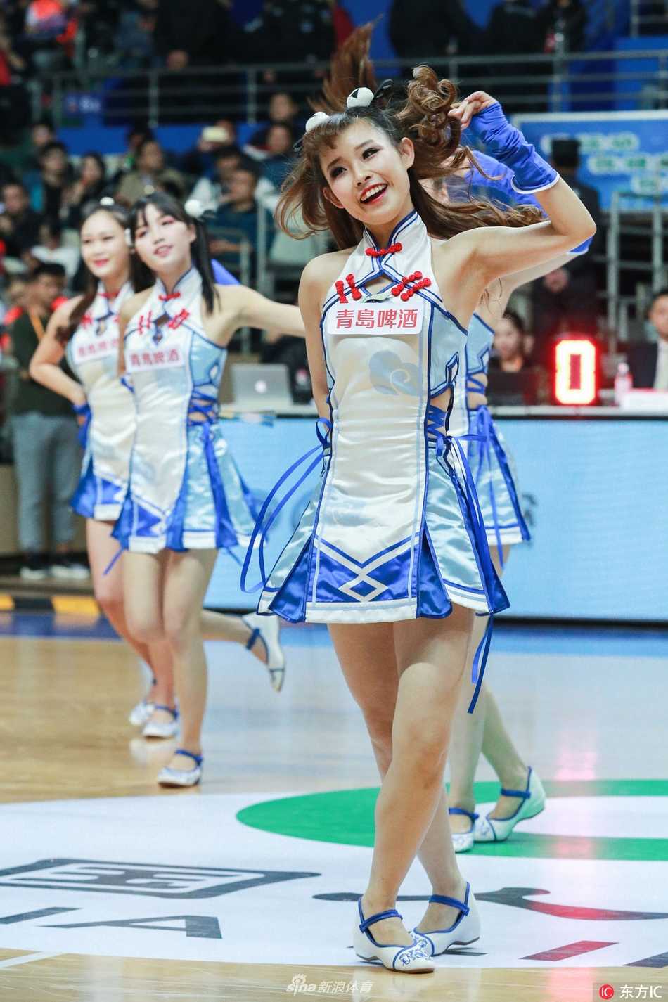 上海哔哩哔哩啦啦队燃爆全场 二次元萌力席卷CBA赛场 在绚烂的紫色灯光下,啦啦队成员们摆出了一个充满活力的 ending pose。她们的发丝在空中飞扬,眼神坚定而明亮,仿佛在告诉所有观众:这里不仅是篮球的战场,也是青春与梦想绽放的舞台。每一个定格都像是一张精美的动漫插画。