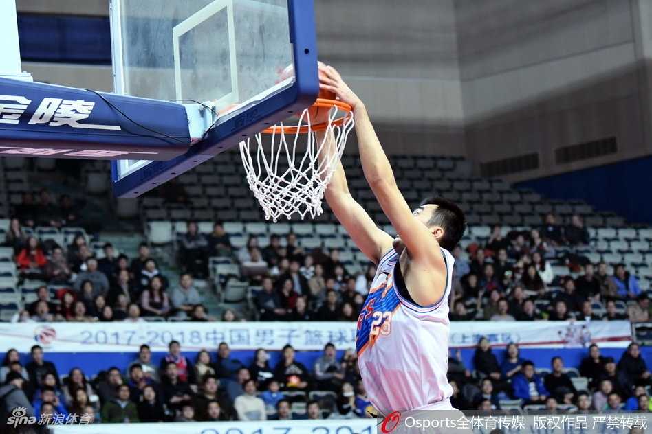 上海队防守悍将蔡亮如影随形地紧贴吉林队外援韦弗，双臂张开形成一道密不透风的屏障，这是上海队防守意志的缩影。