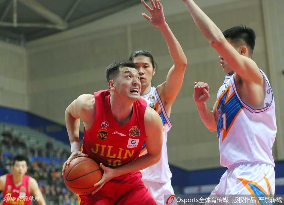 上海队高塔张兆旭在吉林队内线群中高高跃起，单臂擎天完成一记势大力沉的双手灌篮，瞬间点燃了主场球迷的热情。