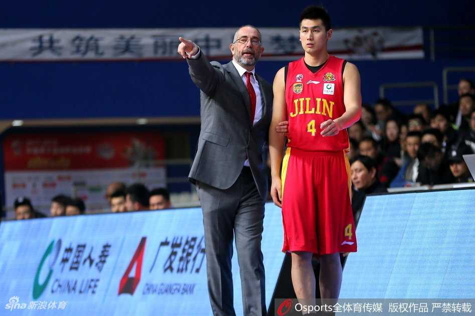 赛后，获胜的上海队球员们围聚在中圈，相互击掌庆祝这场来之不易的关键胜利，每个人的脸上都洋溢着如释重负的笑容。