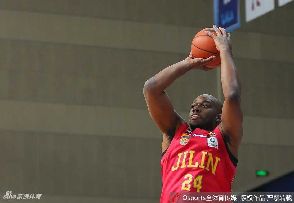 上海队外援弗雷戴特面对吉林队的贴身紧防，眼神坚毅，手起刀落，篮球在空中划出一道彩虹般完美的弧线，直奔篮筐。