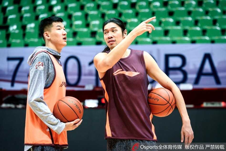 明纳拉斯在底角进行三分投篮训练，出手姿势标准如教科书，他是上海男篮外线最稳定的高炮台。