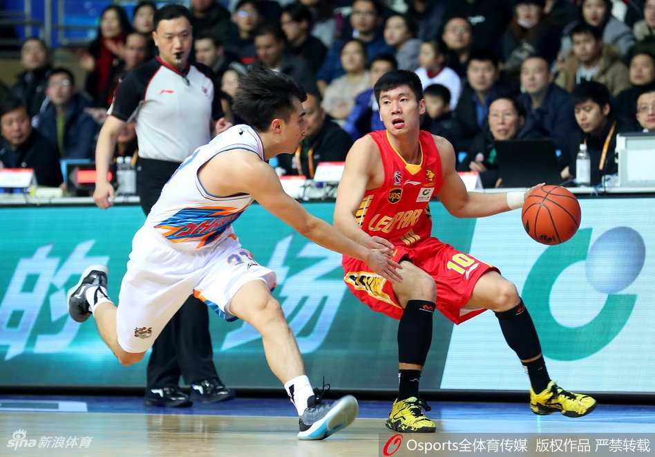 上海大鲨鱼主场复仇深圳保留季后赛火种弗雷戴特携明纳拉斯双星闪耀 张兆旭高高跃起,如同一座移动的高塔,将深圳队的投篮狠狠地扇出界外,这次关键的封盖极大地提振了上海队的士气。