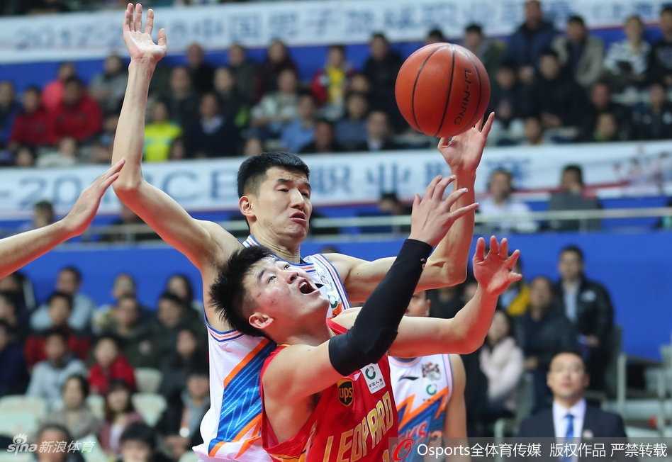 上海大鲨鱼主场复仇深圳保留季后赛火种弗雷戴特携明纳拉斯双星闪耀 弗雷戴特面对深圳队顾全的贴身防守,依然手起刀落,篮球在空中划出一道美妙的弧线,直坠网心。
