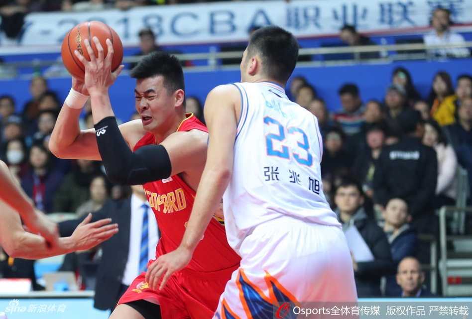 上海大鲨鱼主场复仇深圳保留季后赛火种弗雷戴特携明纳拉斯双星闪耀 深圳队外援萨林杰在曾文鼎的顶防下依然强行摘下前场篮板,面对三人合围利用强壮的身体完成二次进攻,全场狂砍37分16篮板的豪华数据。