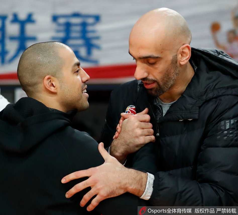 训练结束后，弗雷戴特独自坐在场边拉伸，汗水湿透了球衣，眼神望向远方若有所思。