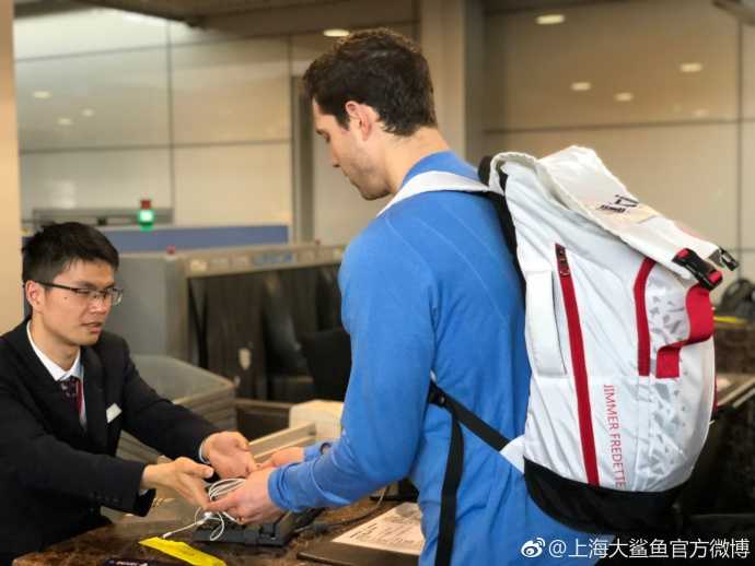 尼克·明纳拉斯与父亲在机场同框，父子俩面带笑容并肩而立，明纳拉斯手中紧握证件，即将与父亲共同踏上归家的漫长旅途