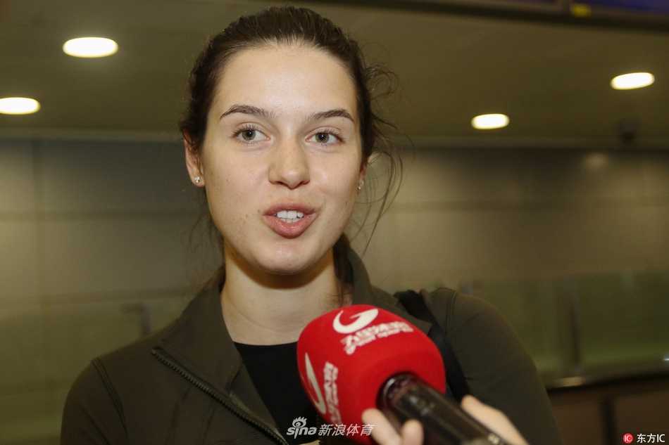 上海大鲨鱼迎新季 重炮明纳拉斯携爱妻空降申城 明纳拉斯面对镜头开心地竖起大拇指,他的新婚妻子在一旁微笑,两人仿佛在向上海这座城市和球迷们比赞,传递着积极的信号